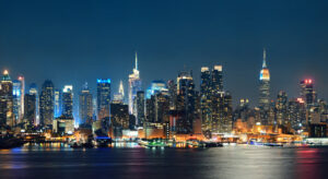 أفق مدينة نيويورك في الليل - ميدتاون - مبنى إمباير ستيت - iStock.com|rabbit75_ist