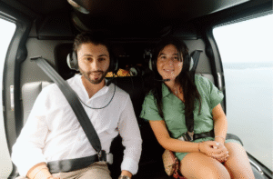 Paar - im Hubschrauber sitzend